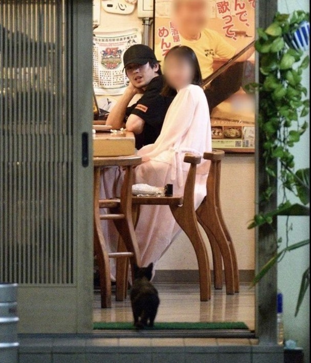 新田真劍佑和岡本奈月多次約會被偷拍。