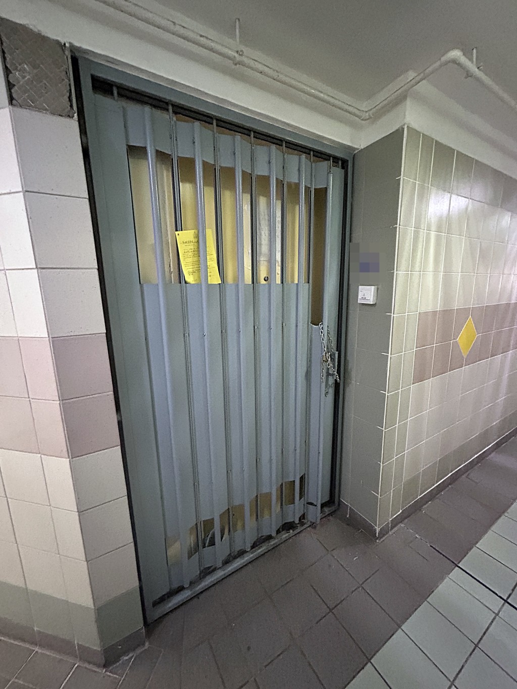 警方在死者門口插上字條。林思明攝 警方在死者門口插上字條。林思明攝