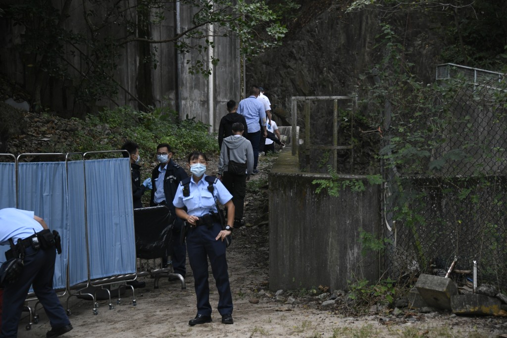 男子倒臥泳灘後山明渠內明顯死亡。楊偉亨攝