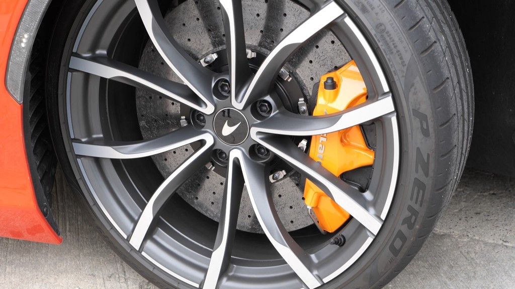 钻石切割款式轮圈及橙色煞车钳均是附加项目。