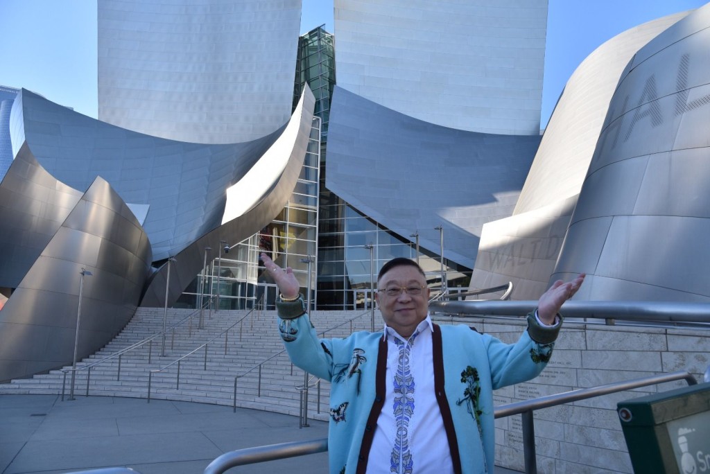 經常做雙手舉高的動作原來是一種勝利、成功、好運騰飛的加持。 