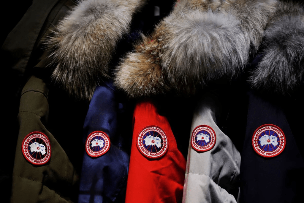 Canada Goose外套的北極圈地圖刺繡Logo臂章很有識別度。路透社