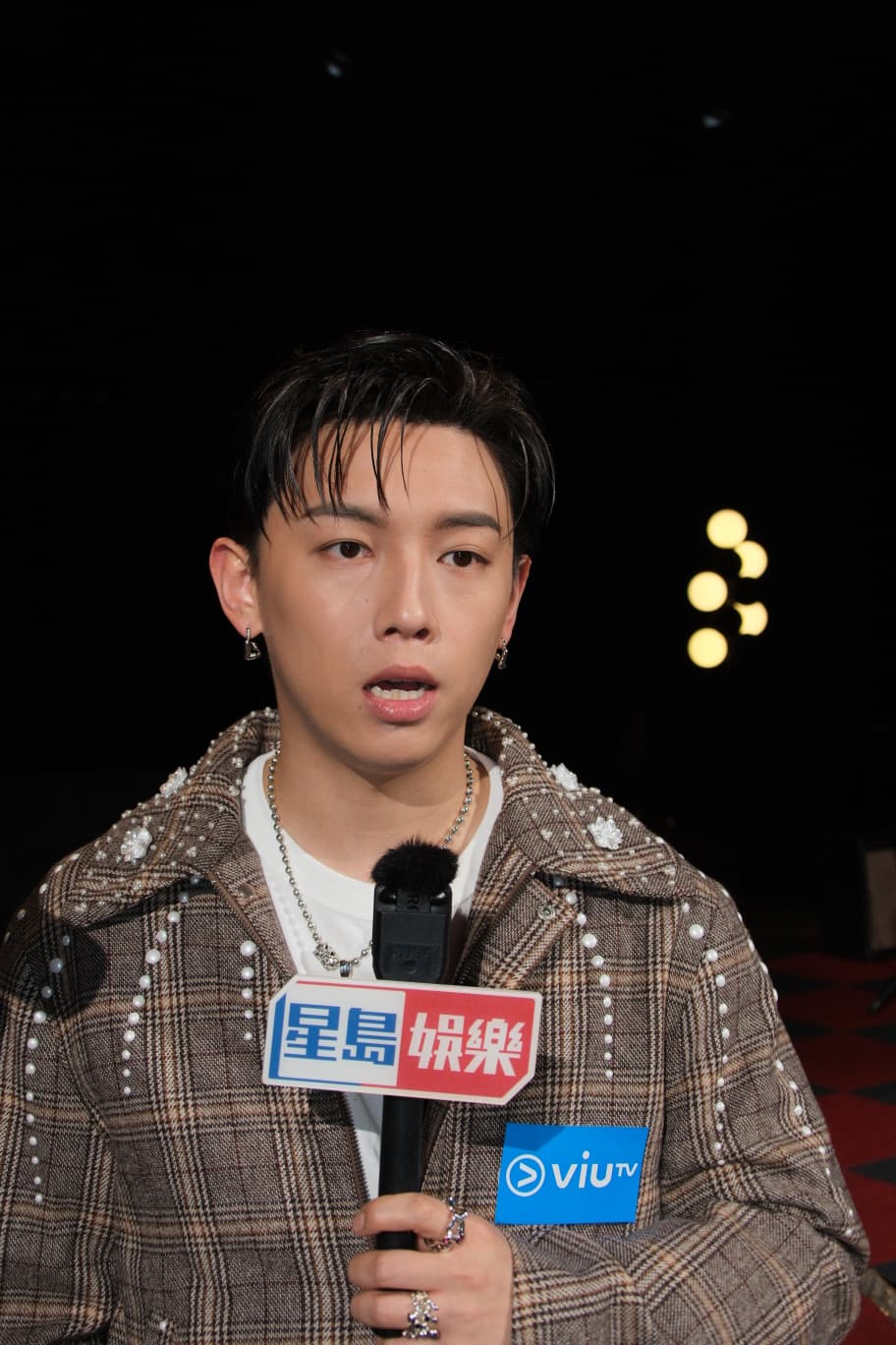 MC指錄影過多次該節目，第一次有人探班。