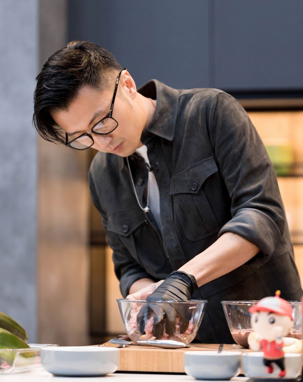 近年霆鋒由歌手變身大廚。