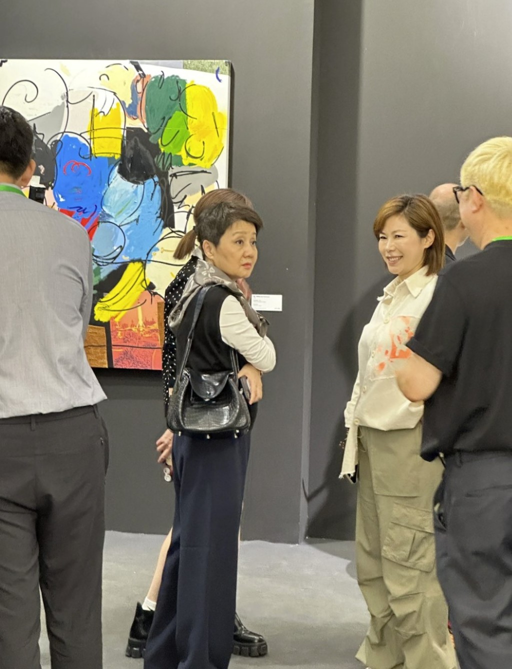 四太9月也曾孭住同一个袋现身深圳画展。