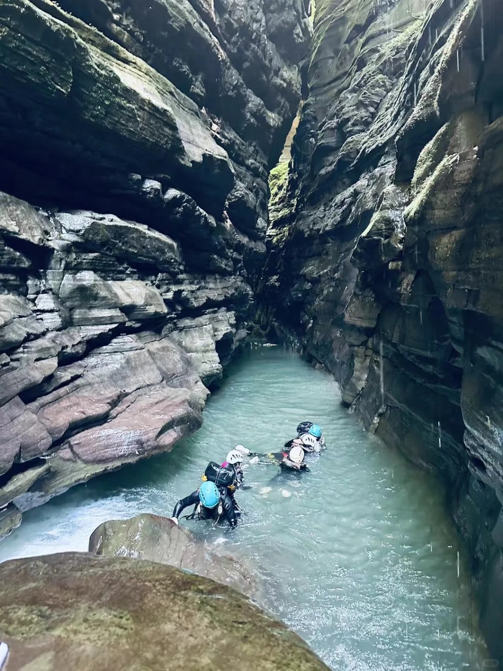 “一线天峡谷”是网上有名的“野景点”。