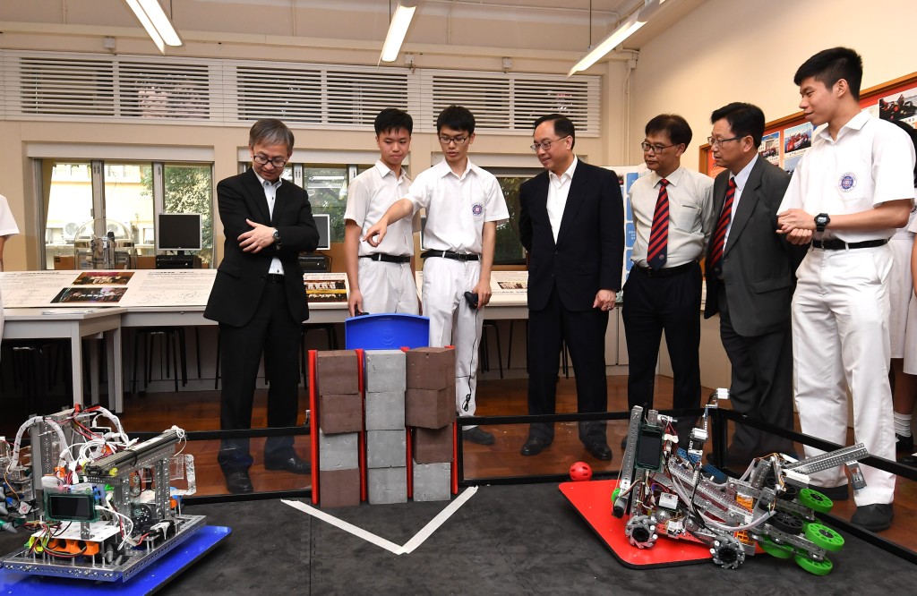 楊偉雄探訪香港培正中學,觀看同學示範在科技挑戰賽香港區選拔賽中的參賽機械人。