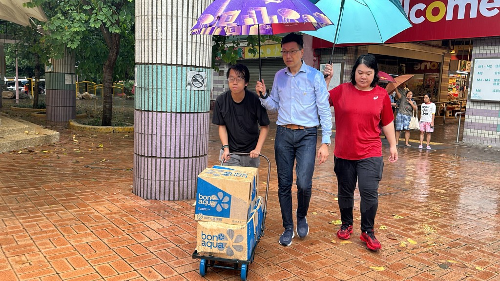工联会会长吴秋北与团队送樽装水到护老院应急。刘汉权摄