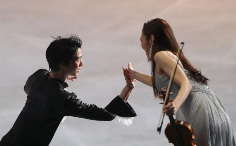羽生结弦与小提琴家末延麻裕子曾合作，继而擦出爱火。