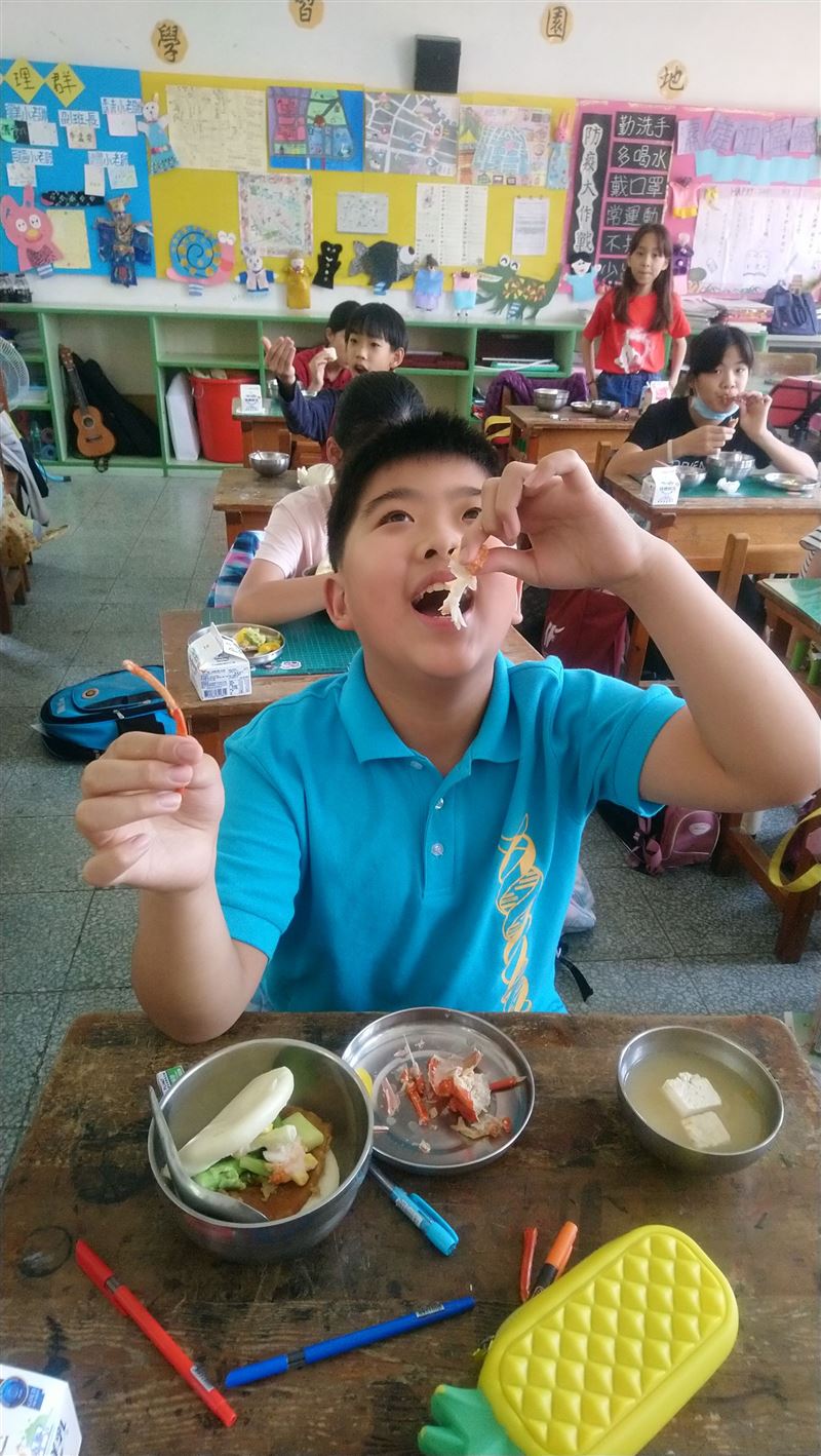 學生能嚐龍蝦大餐,達成心願。雲林縣北港鎮南陽國小FB圖片