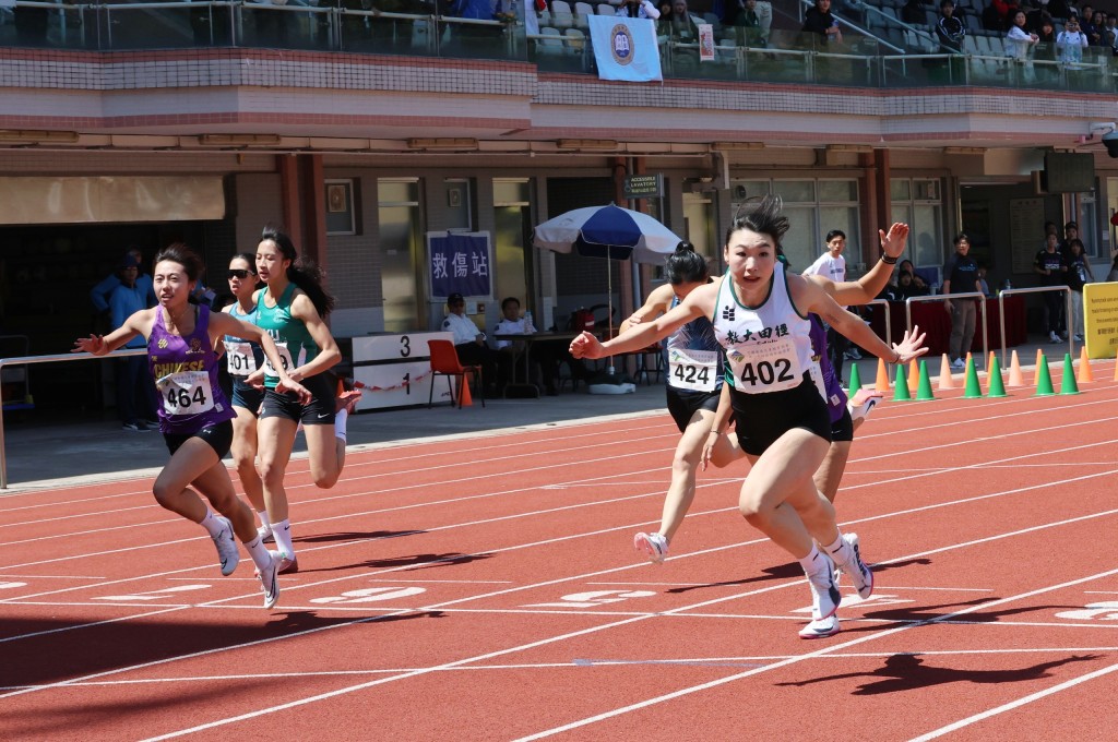 女子100米跑决赛，教大的梁筠宜（右）夺冠，中大庾沛怡（左）夺亚。徐嘉华摄