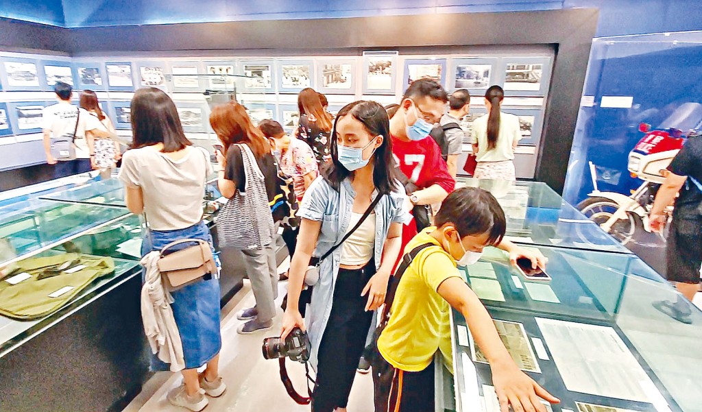 昨日是警隊博物館關閉活化前最後開放日，大批市民到場參觀。 李殷攝