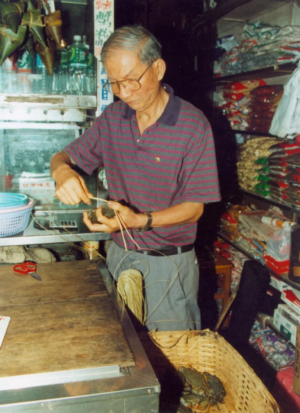 張杰在尖沙咀一個樓梯鋪做賣糭小生意，以捐助浙江家鄉教育為畢生目標。