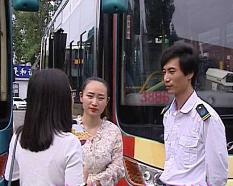 當日被撞的己士將出現在婚禮上,見證兩人的幸福。