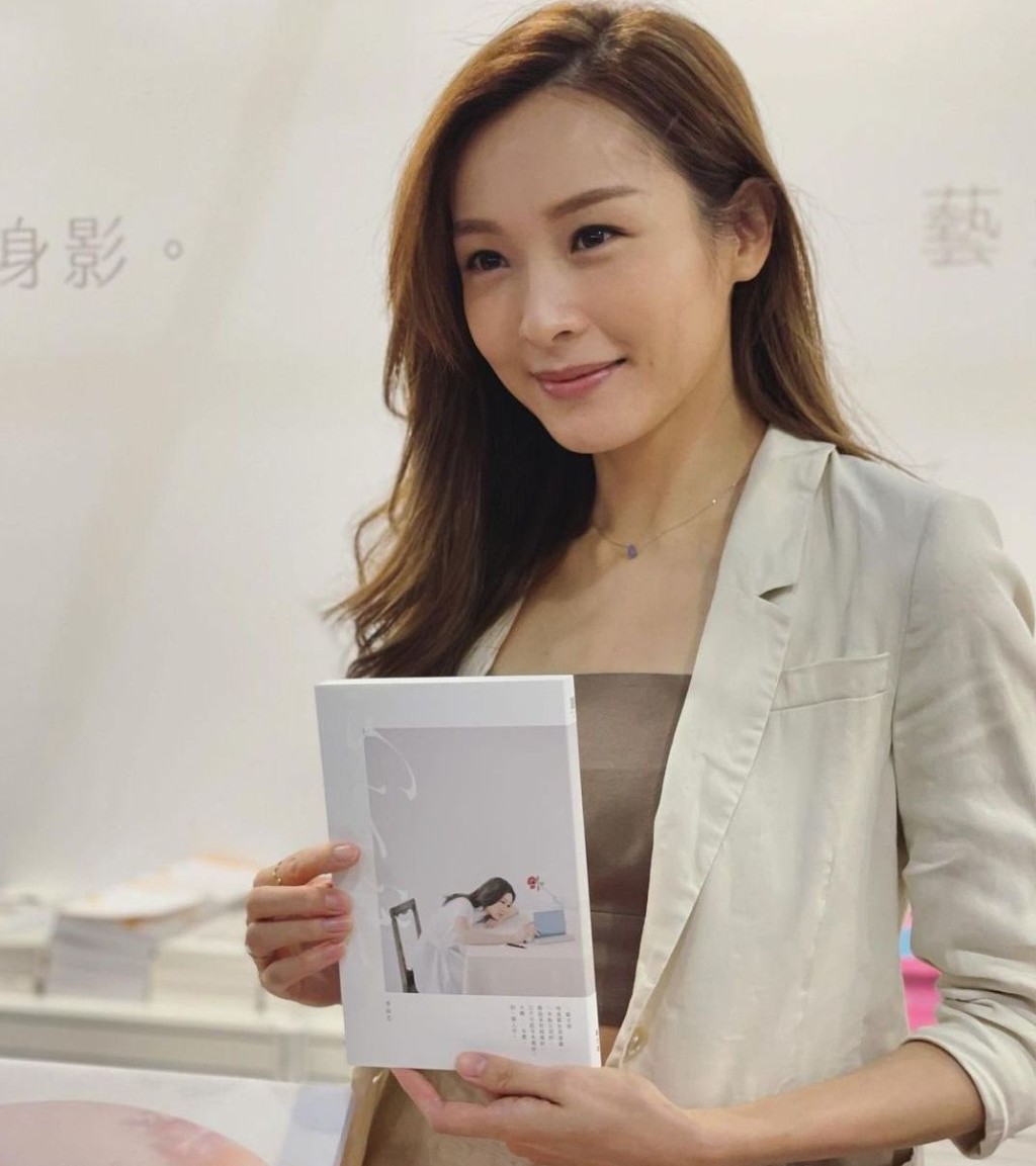 文青「女神」  去年李佳芯推出散文集《心之所往》。