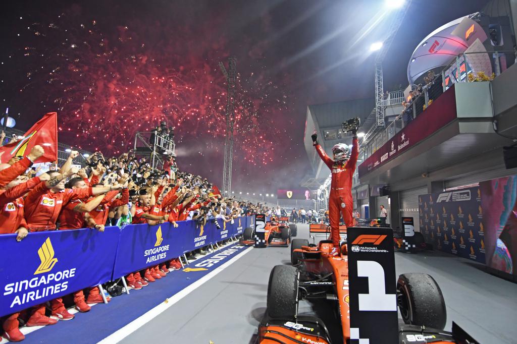 新加坡举办一级方程式赛车夜赛，获业界赞赏。