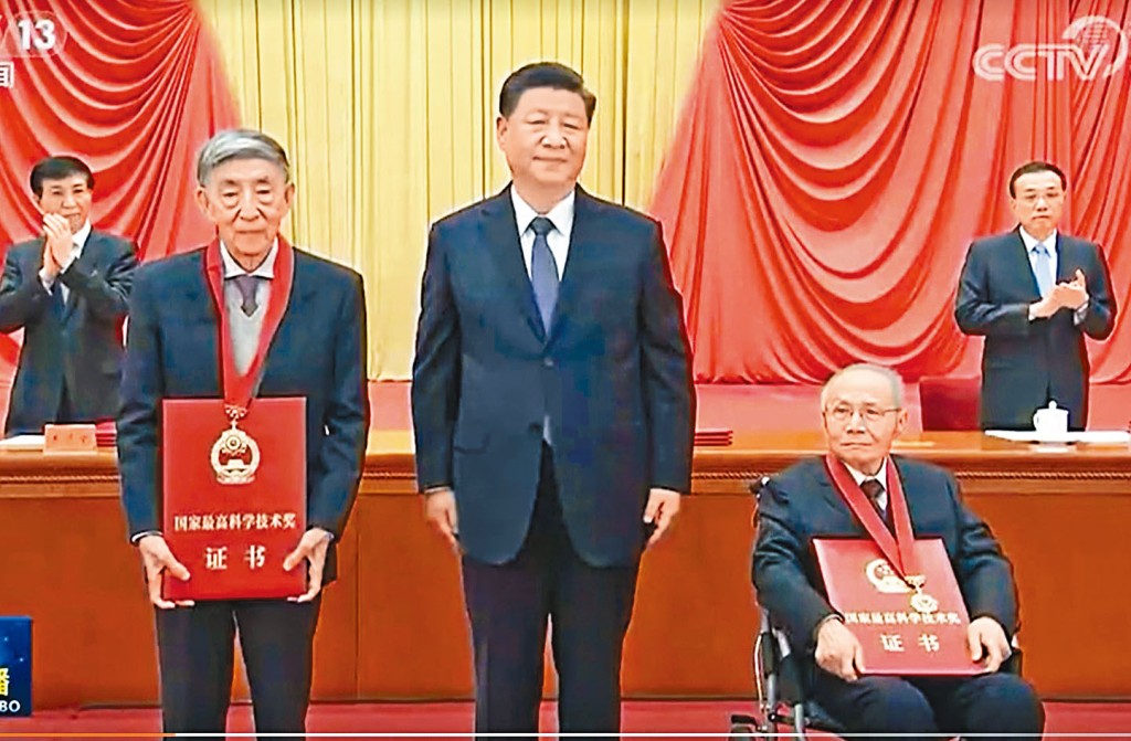 習近平為兩名得獎的科學家顧誦芬（右）及王大中（左）頒獎。　