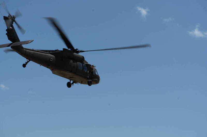 為拉開演習序幕,2架UH-60黑鷹直升機和1架CH-47契努克運輸機13日抵達巴拿馬。圖為黑鷹直升機。X@TXMilitary