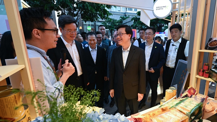李家超到深圳福田區出席「粵港合作周」旗艦活動:「港・潮流」購物節開幕式。政府新聞處圖片