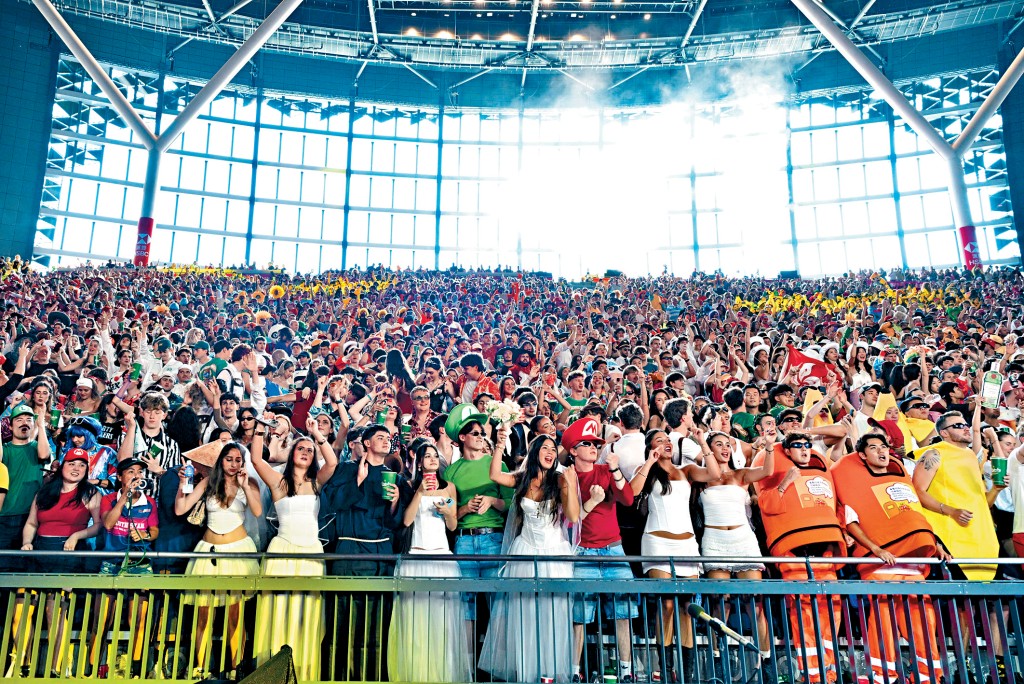 七欖第2日賽事氣氛持續高漲，球迷逼爆南看台，宛如大型派對。