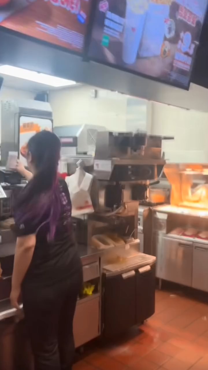 少女指一名紫色頭髮的女店員情緒激動,態度惡劣。 少女指一名紫色頭髮的女店員情緒激動,態度惡劣。