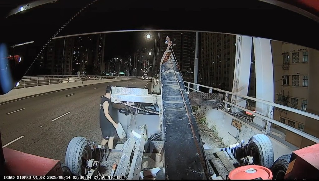 拖車司機懷疑私家車為「毒品」快餐車,隨即拒絕拖車,並與對方發生爭執。 拖車司機懷疑私家車為「毒品」快餐車,隨即拒絕拖車,並與對方發生爭執。