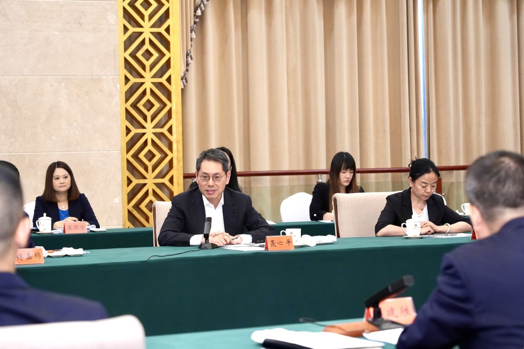 隨團的本港法律界代表發言。 隨團的本港法律界代表發言。