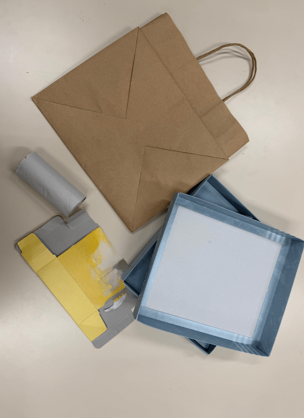 香港可回收廢紙的種類，也將由傳統的「三紙」（即紙皮、報紙及辦公室用紙），擴充至其他雜紙（例如紙袋、包裝盒和包裝紙）。圖示可回收雜紙。環保署圖片（下同）