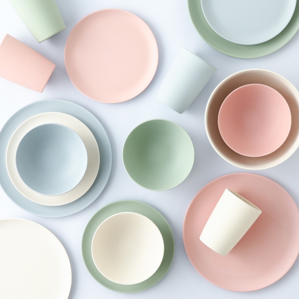每一種餐具都有四款顔色選擇，包括白色、藍色、粉紅色及綠色。