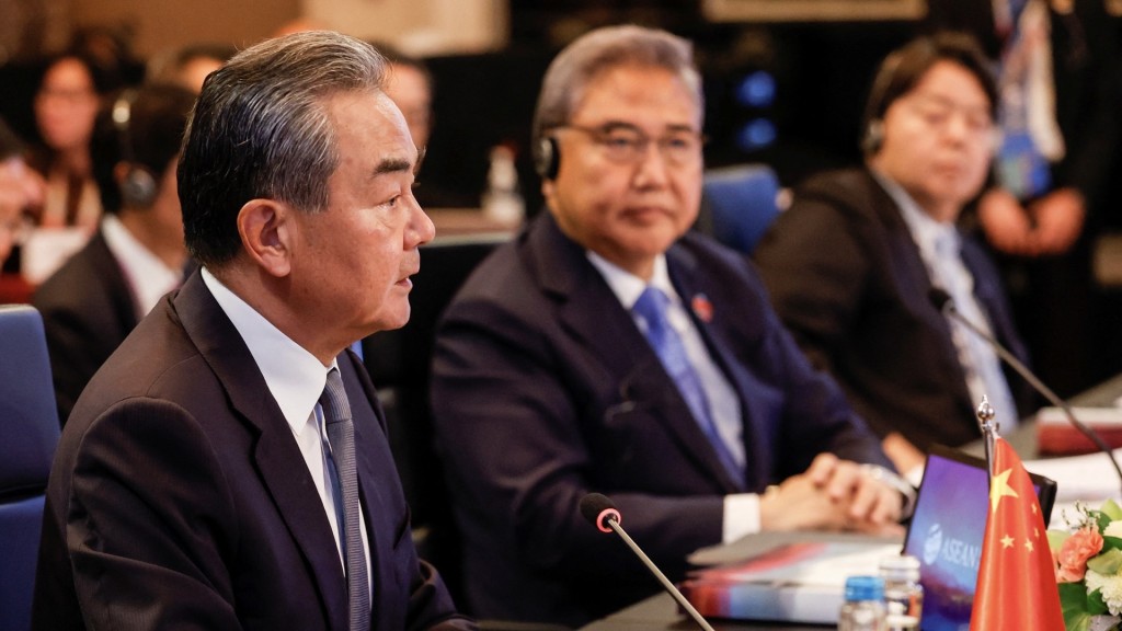 王毅（左）在印尼举行的东盟外长会议上发言，旁为南韩外长朴振（中）与日本外长林芳正（右）。 路透社