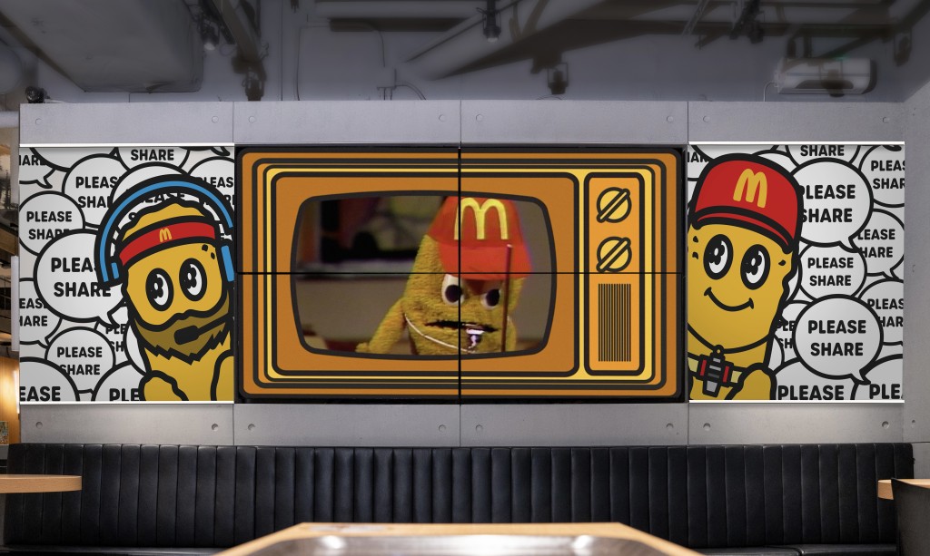 電視牆更會播放1983年Coach McNugget帶來麥樂雞初次登場的片段。