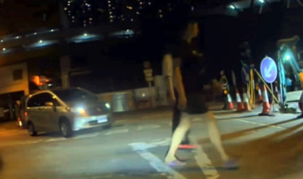 兩名途人經過。車cam L（香港群組）