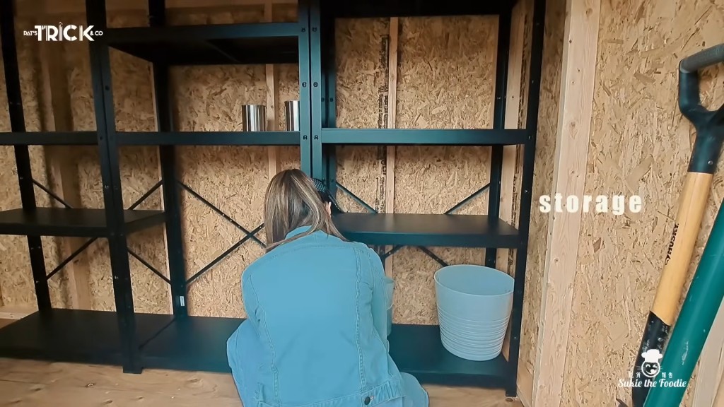 石詠莉將材料搬入小屋。