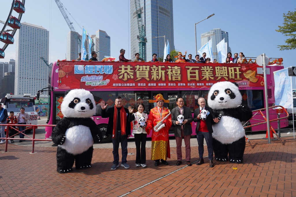 經民聯舉辦大年初八花車巡遊。葉偉豪攝