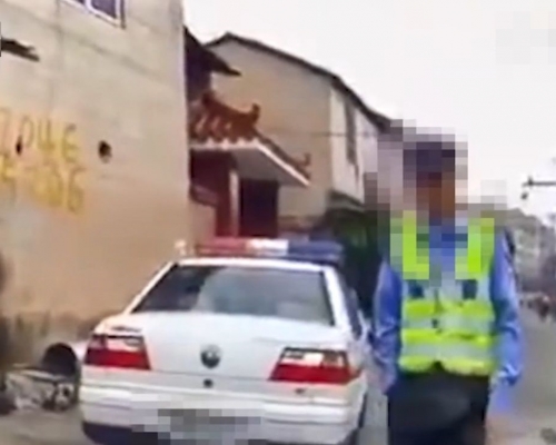 辅警将车主截停后，指出车辆有多处地方被改动。影片截图