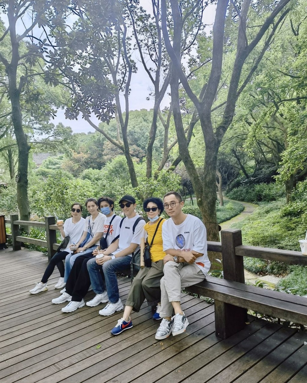魔童戴住口罩都遮不了帥臉。