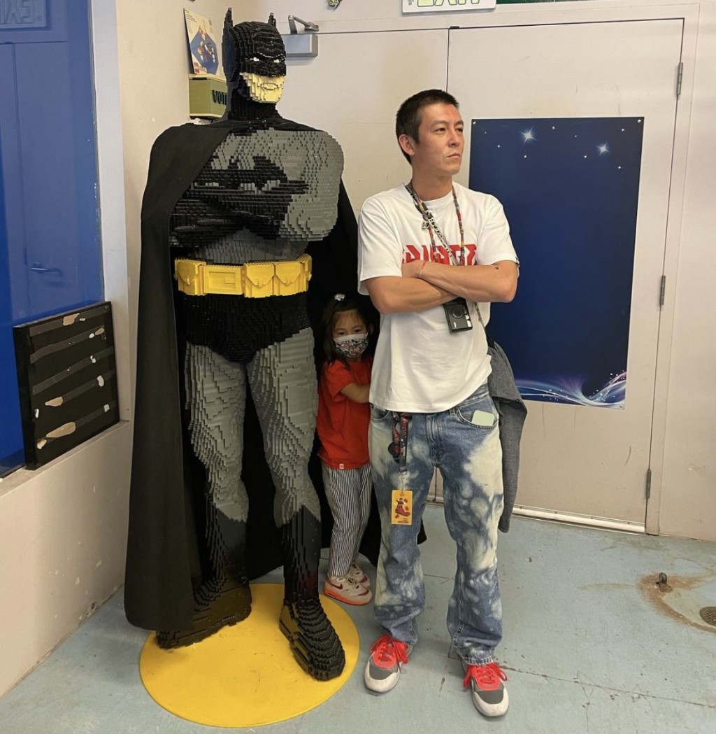 Edison 爭住同巨型Batman lego 公仔合照，模仿Batman 擺Pose。
