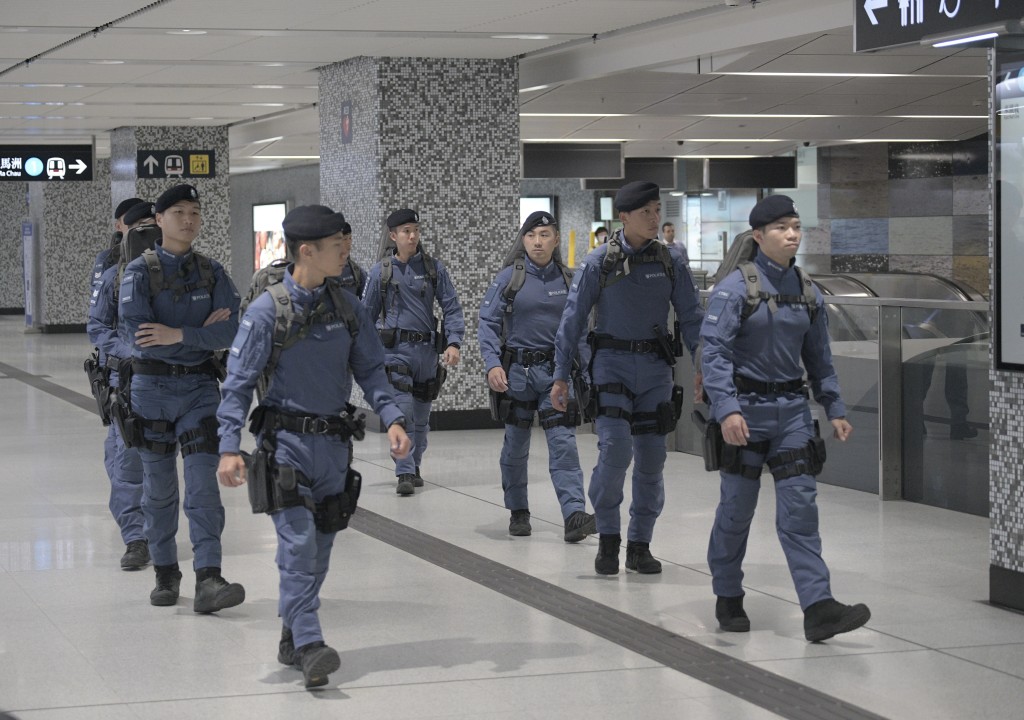 全港多區港鐵站、重要建築物及設施，均有警員巡邏。陳浩元攝