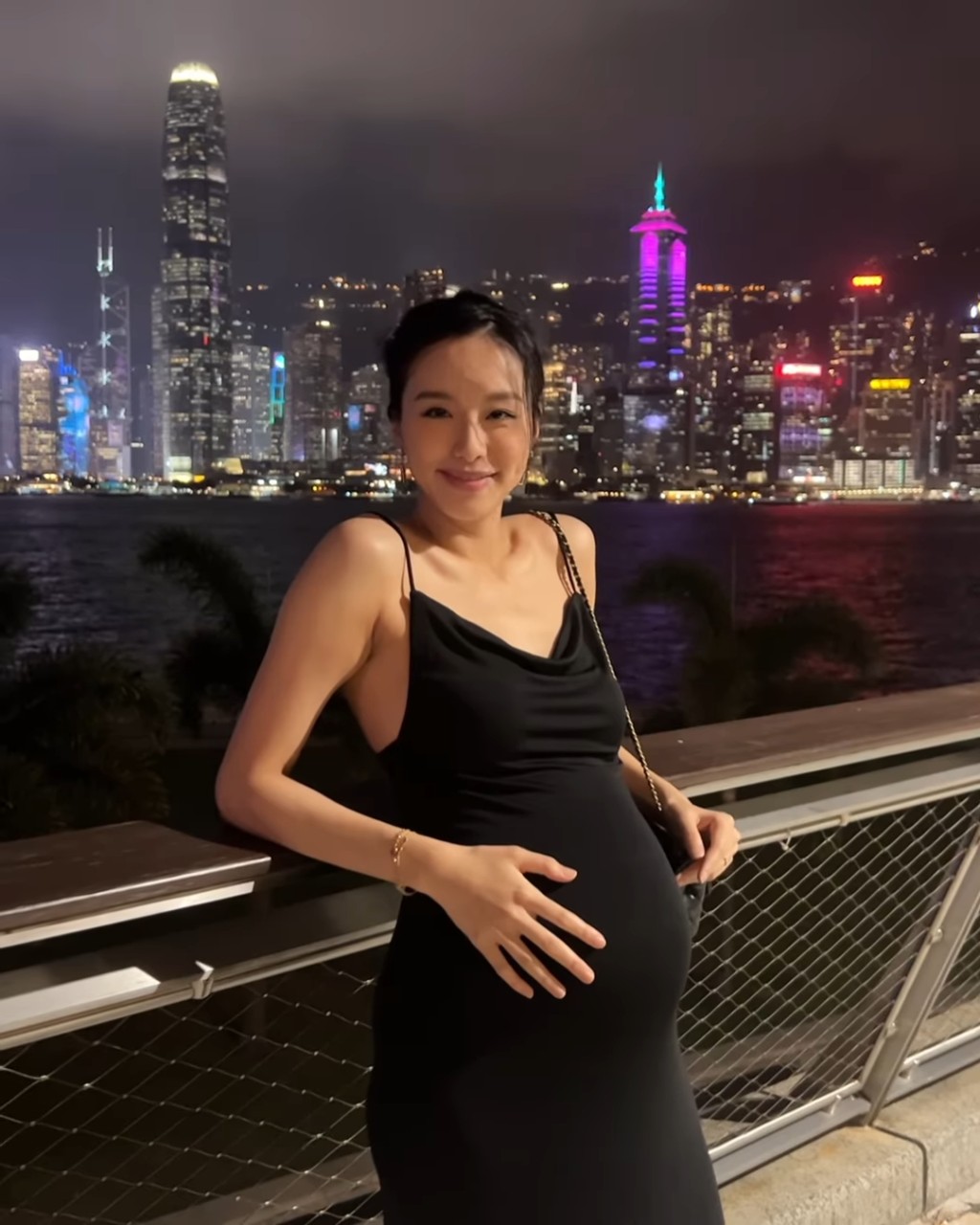 露出慈母笑容,大晒母愛。 露出慈母笑容,大晒母愛。