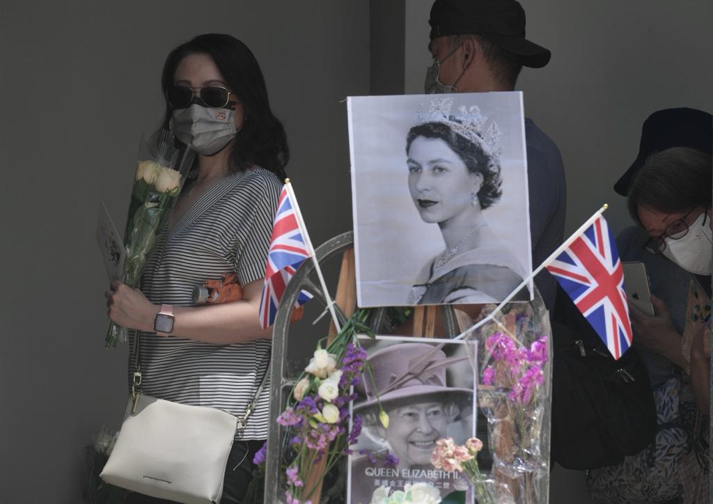 连日来多名市民前往英国驻港总领事馆献花悼念。