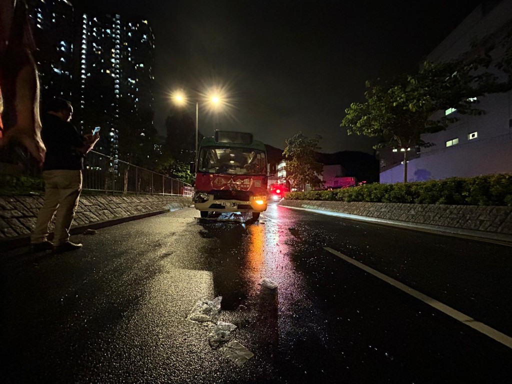小巴收掣不及,撞上私家車車尾。 小巴收掣不及,撞上私家車車尾。
