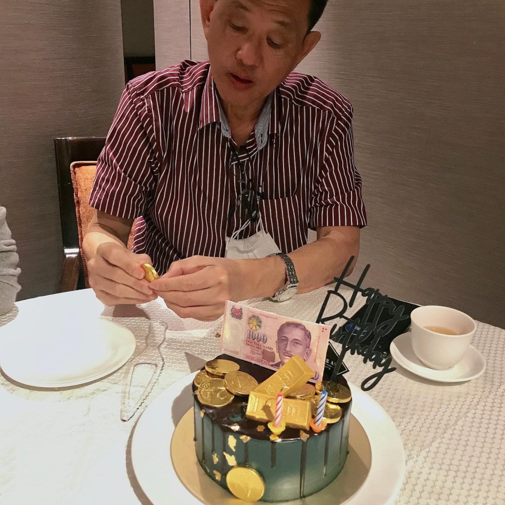 潘明璇似乎家境不错，为父亲庆生都要买个有“金”的蛋糕。