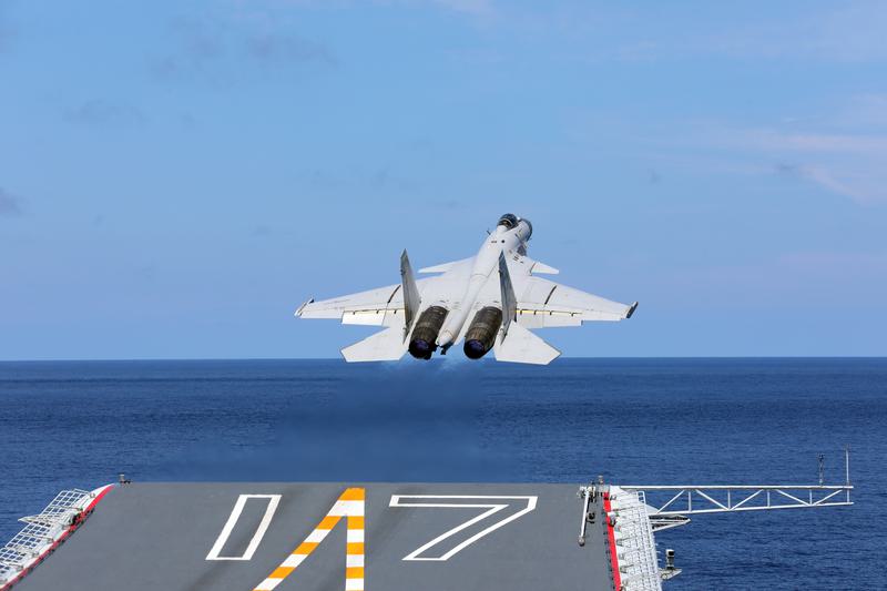 艦載戰斗機滑躍起飛。新華社圖片