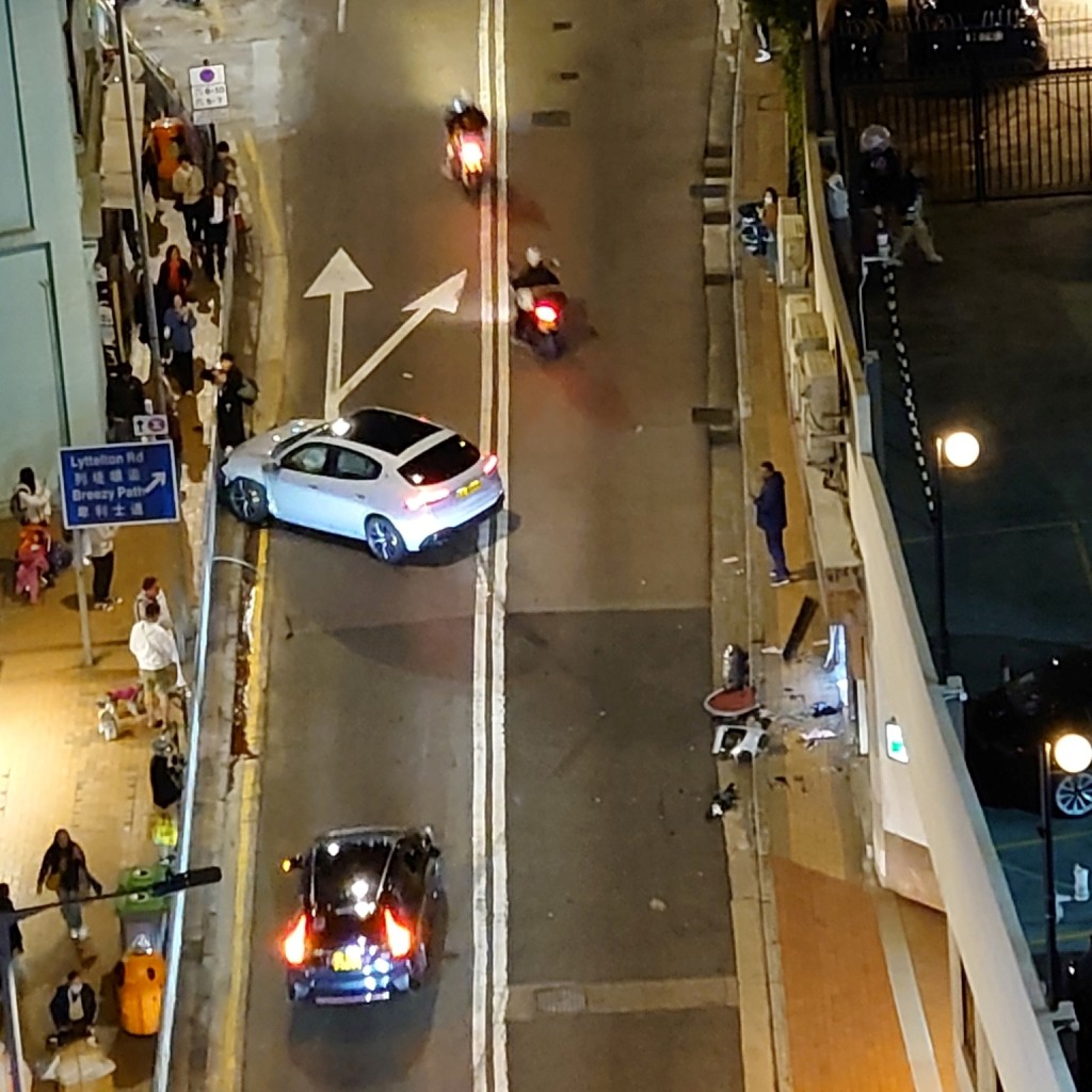 私家車懷疑失控撞欄。FB：Greg Leung@西環變幻時