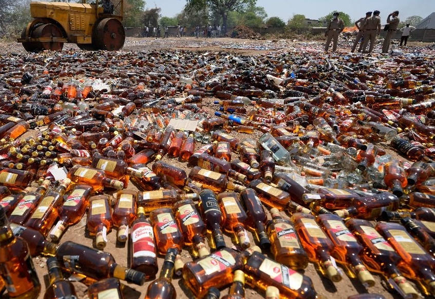 印度警方不時收繳大批假酒。