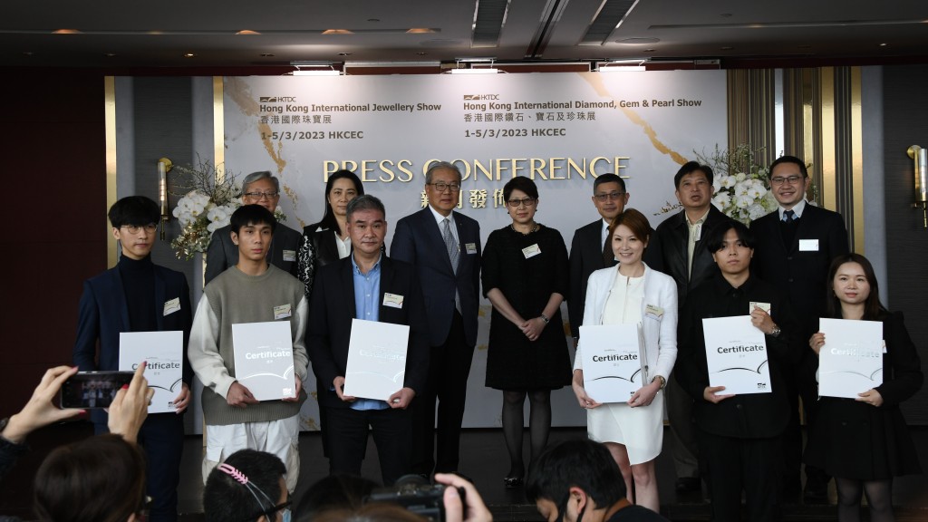 贸发局主办的第39届香港国际珠宝展及第9届香港国际钻石、宝石及珍珠展启动，于3月1至5日于湾仔会展举行。伍明辉摄