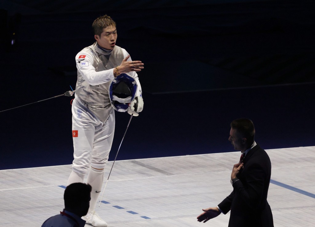 家朗曾於四強跟裁判理論問題劍。徐嘉華攝 家朗曾於四強跟裁判理論問題劍。徐嘉華攝