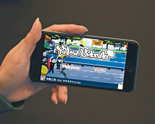 去年八月，玩家在「動漫遊戲狂歡節」ChinaJoy體驗手遊。