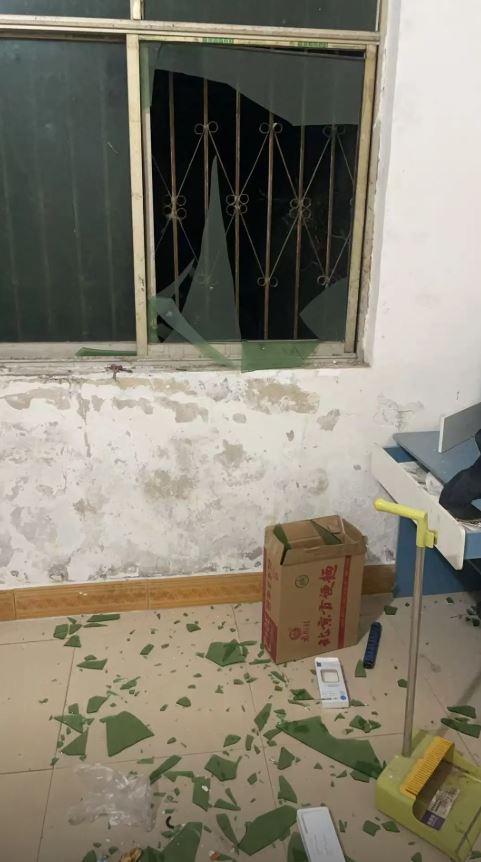 民房玻璃被震碎。抖音@葉縣聚鑫源農貿市場,老丁石碾辣椒… 民房玻璃被震碎。抖音@葉縣聚鑫源農貿市場,老丁石碾辣椒…