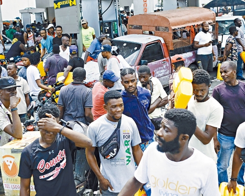 海地太子港上周六大批民眾到油站要求入油。